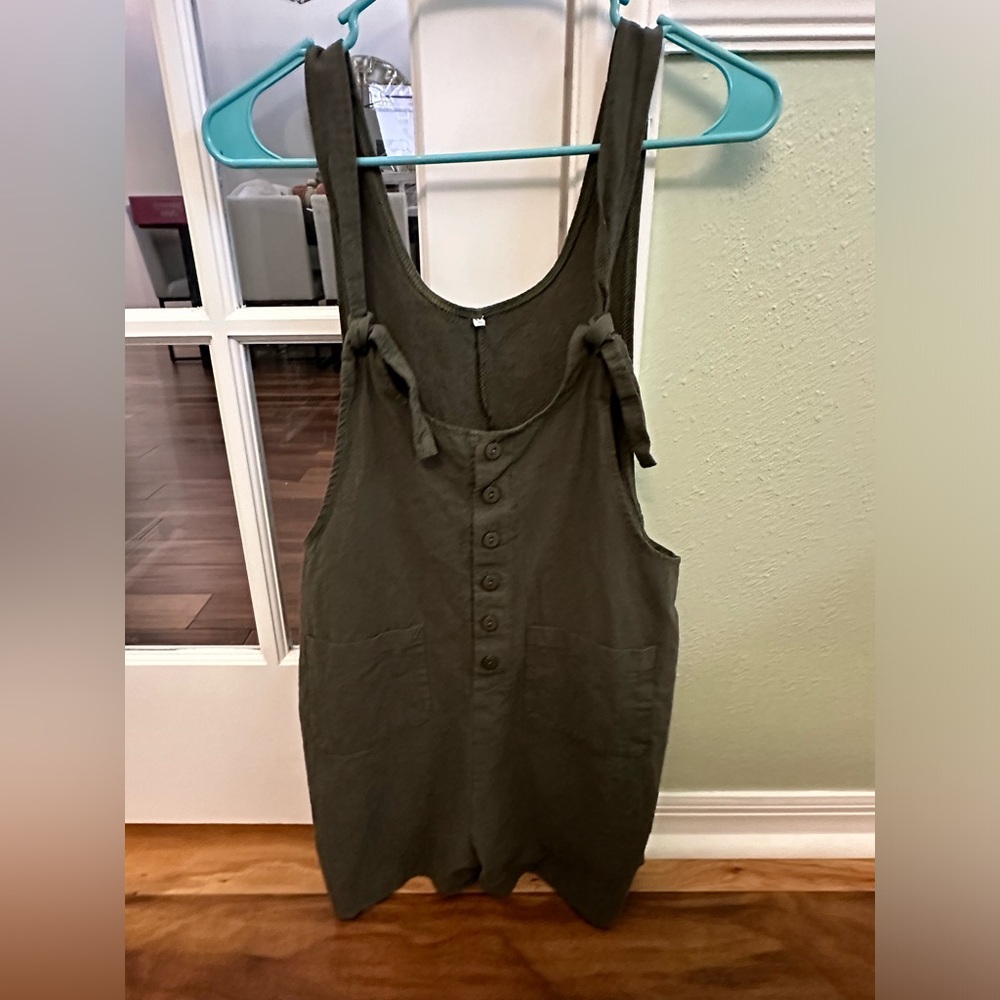 Brand unknown, color green and size medium